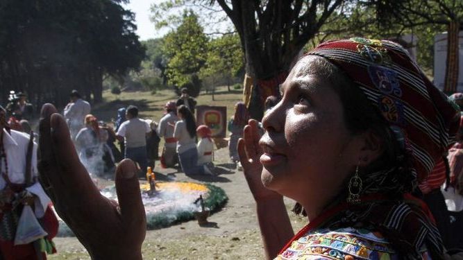 guatemaltecos-celebracion-Ano-Nuevo-Maya_452364974_4424132_667x375