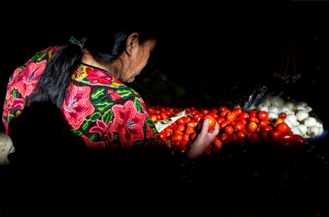 puesto-de-frutas-y-verduras-en-el-mercado-de-chichicastenango-640x422